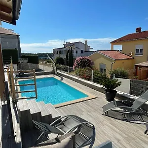  Apartment Luxury 2-bedroom Near The With Private Pool -exclusive Use